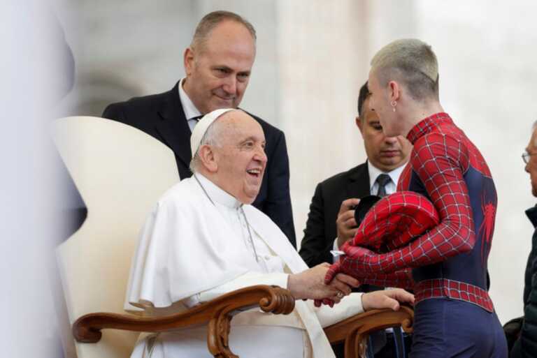 Spider Man incontra il Papa: il 19enne di Carapelle che regala spensieratezza ai bimbi ricevuto dal Pontefice