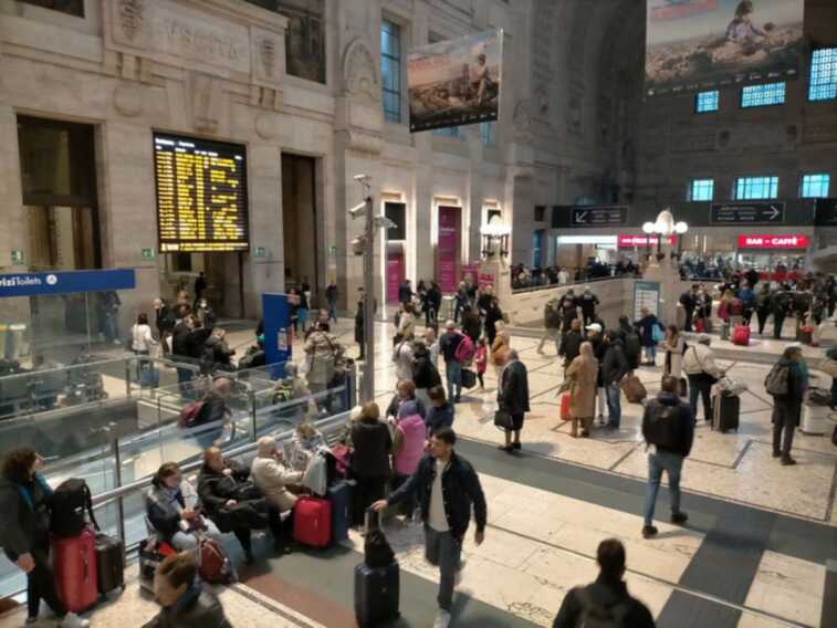 Da Lecce a Milano in 18 ore, treno deviato in Romagna a causa del maltempo: «È stata un’odissea»