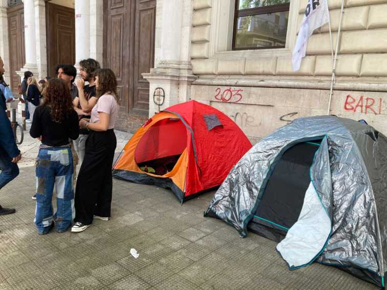 Bari, studenti in tenda davanti all’Ateneo contro il caro affitti: le immagini della protesta – FOTO e VIDEO