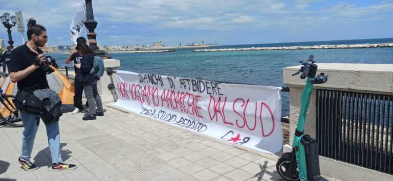 Continua la protesta degli studenti a Bari, tende davanti alla Regione: «Assegnateci una casa»