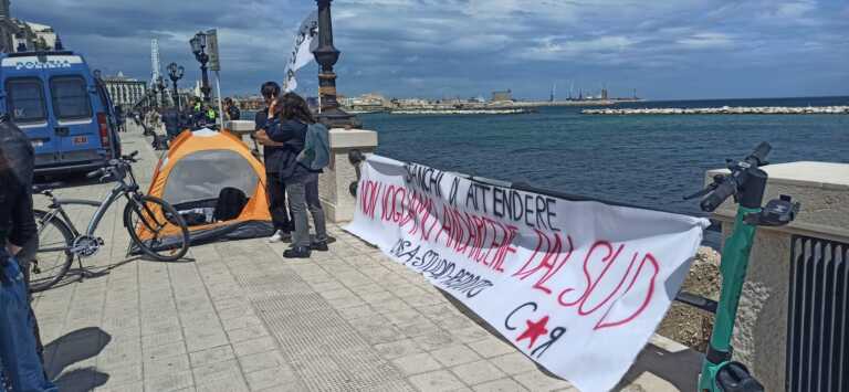 Galleria foto 'Continua la protesta degli studenti a Bari, tende davanti alla Regione: «Assegnateci una casa»' - foto 2