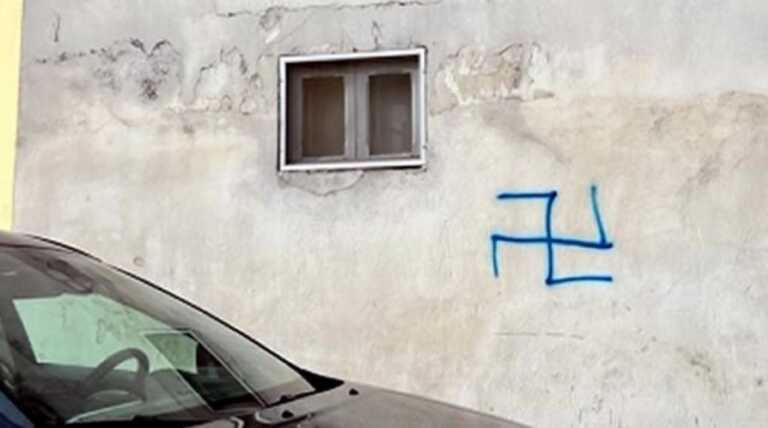 Svastiche e scritte sui muri delle case a Mesagne: indagati tre minorenni