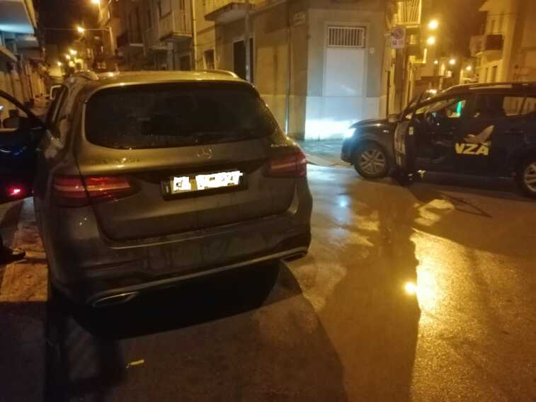 Tentano di rubare un’auto in pieno centro ad Andria: in quattro sorpresi e messi in fuga dai vigilanti