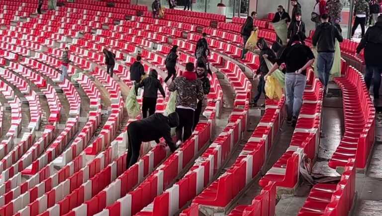 Al “San Nicola” il Bari pareggia ma vincono i tifosi: dopo la partita raccolgono bottiglie di plastica e lattine
