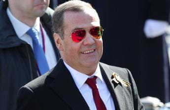 Ucraina, Medvedev: “Zelensky potrebbe suicidarsi da codardo come Hilter”