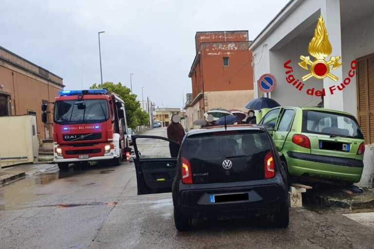 Uggiano la Chiesa: scontro tra due auto all’incrocio. Una donna incastrata tra il mezzo e il muro di una casa