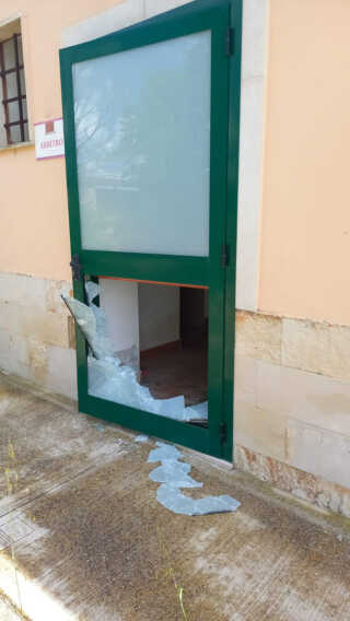 Galleria foto 'Vandali nel campo sportivo di Trinitapoli: danni ingenti nei locali degli spogliatoi' - foto 1