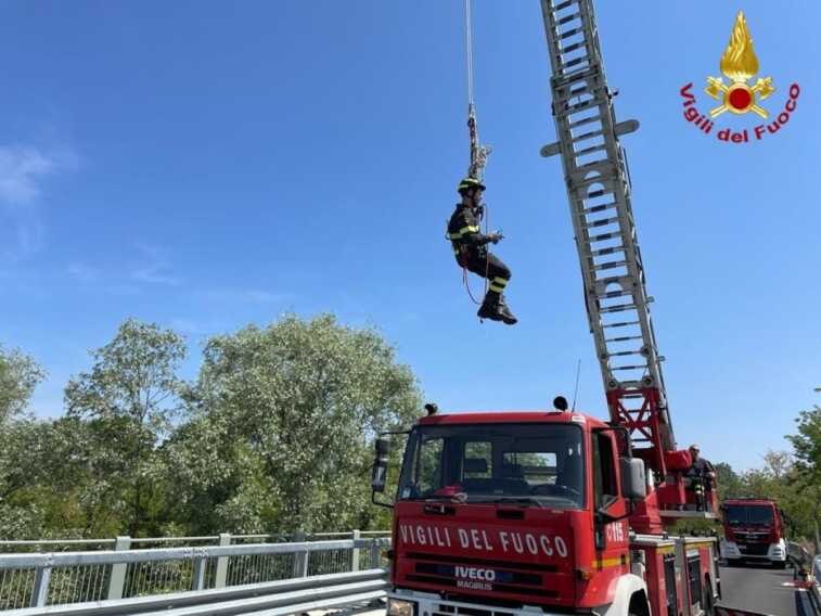 Otranto, minaccia di lanciarsi nel vuoto dal viadotto di Idro: salvata dai vigili del fuoco