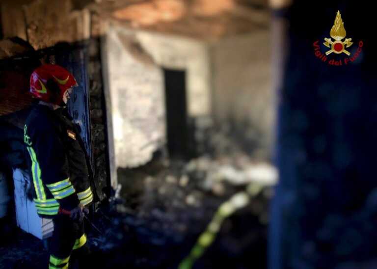 Incendio in una villetta a Lecce: danni alla struttura ma nessun ferito. Intervengono i vigili del fuoco