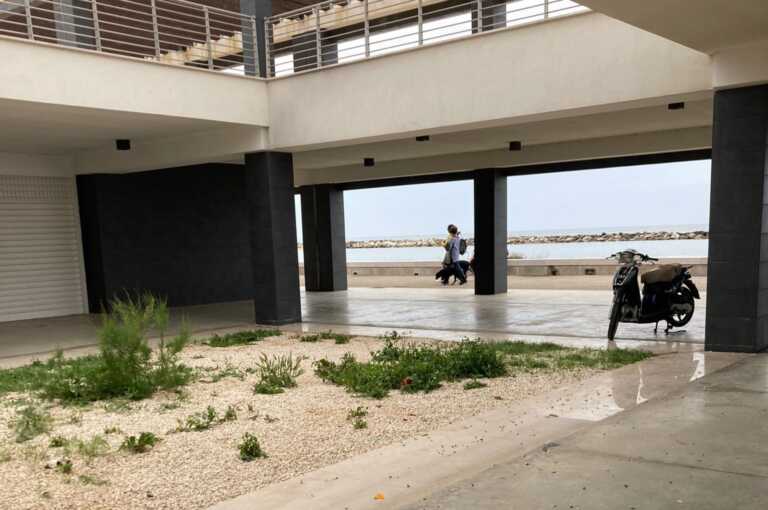 Sterpaglie e locali chiusi: il waterfront, simbolo della rinascita di San Girolamo, non è pronto per l’estate