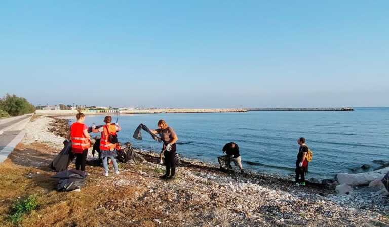Bari, al via gli interventi di pulizia straordinaria del litorale e l’installazione di 30 bagni chimici