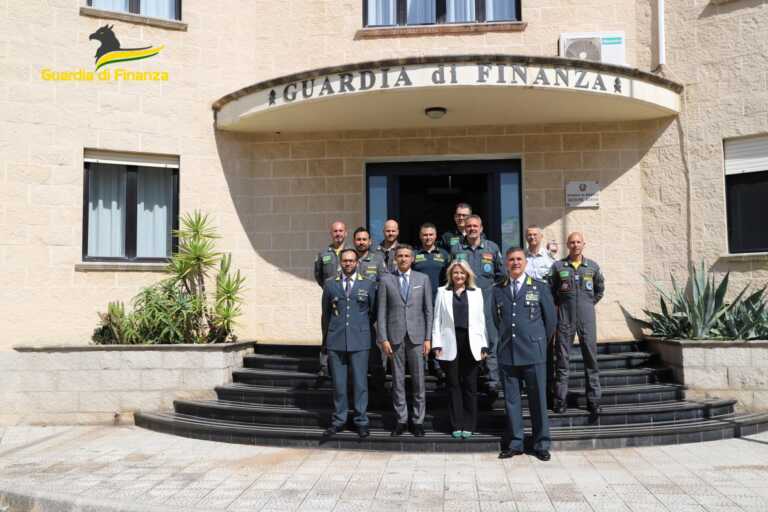 Galleria foto 'Tutela di ambiente e mari: gli assessori Maraschio e Pentassuglia in visita al Roan di Bari' - foto 6