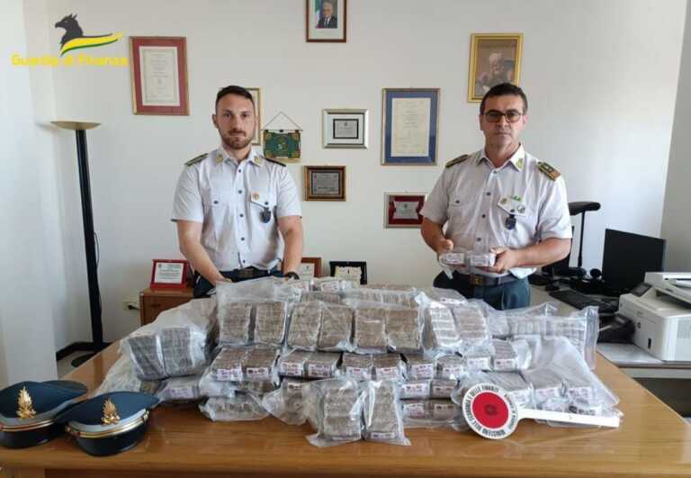 Nel bagagliaio quasi un quintale di hashish: se venduta avrebbe fruttato un milione di euro. Arrestato