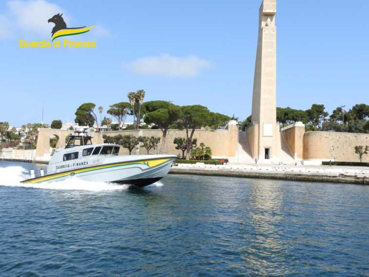 Ostuni, turista milanese accusa un malore in acqua: salvato dalla Guardia di finanza