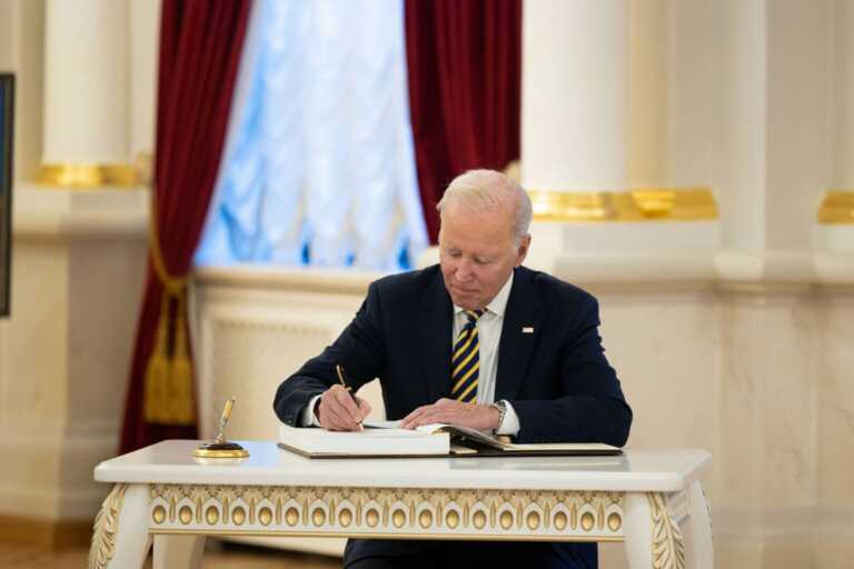 Galleria foto 'Biden firma accordo ed evita il default' - foto 1