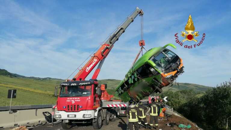 Galleria foto 'Incidenti stradali, pullman si ribalta sulla A16, un morto e 15 feriti' - foto 1