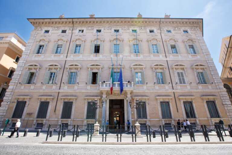 Galleria foto 'Bandiere a mezz’asta in Senato per Berlusconi' - foto 1