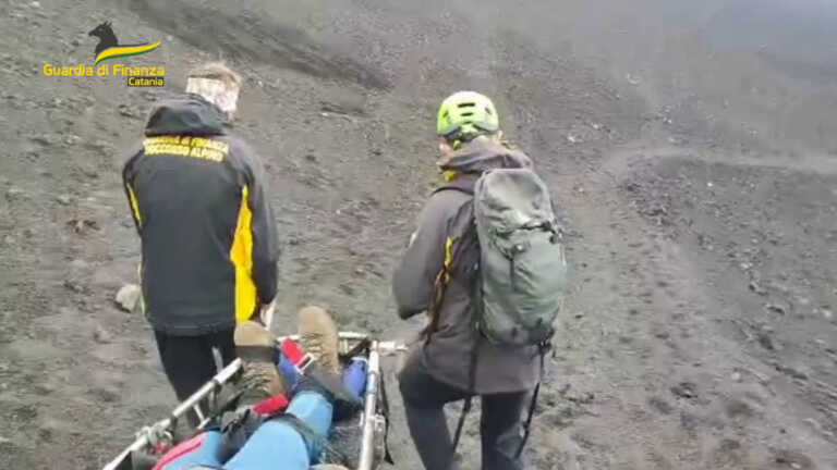 Galleria foto 'Escursionista ferita sull’Etna, le immagini dei soccorsi' - foto 1