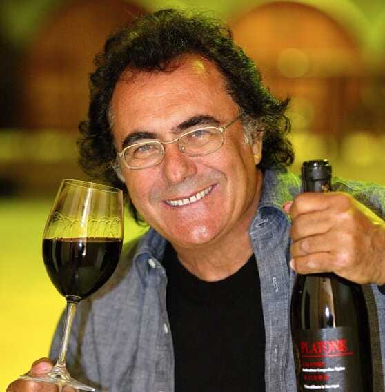Galleria foto 'Al Bano incontra i fan per un “firma-vini” a Bitonto, tra foto ricordo e autografi' - foto 1