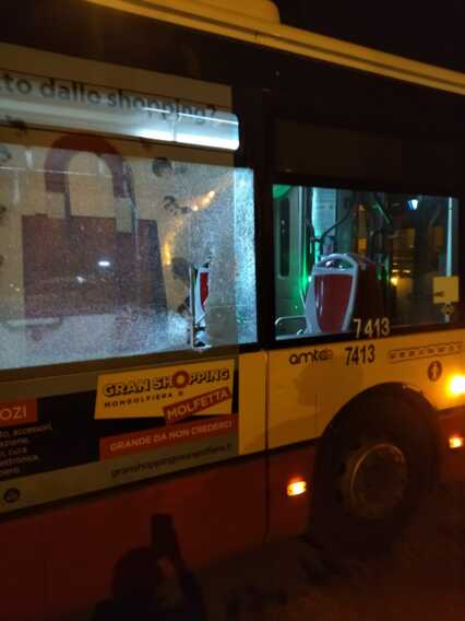 Galleria foto 'Spranga contro bus Amtab, vetro in frantumi ma nessun ferito: ad agire un gruppo di ragazzini' - foto 3