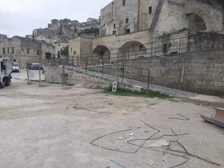 Galleria foto 'Rifiuti speciali abbandonati nei Sassi di Matera, bonificata la discarica abusiva: «Potenzieremo i controlli»' - foto 2