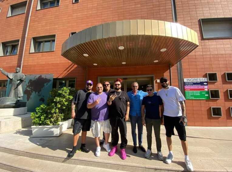 I Boomdabash fanno visita ai piccoli pazienti di San Giovanni Rotondo: stasera la band a Battiti live