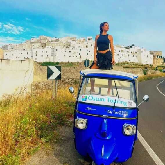 Elisabetta Canalis a Ostuni, tra pasticciotti e un giro in calesse