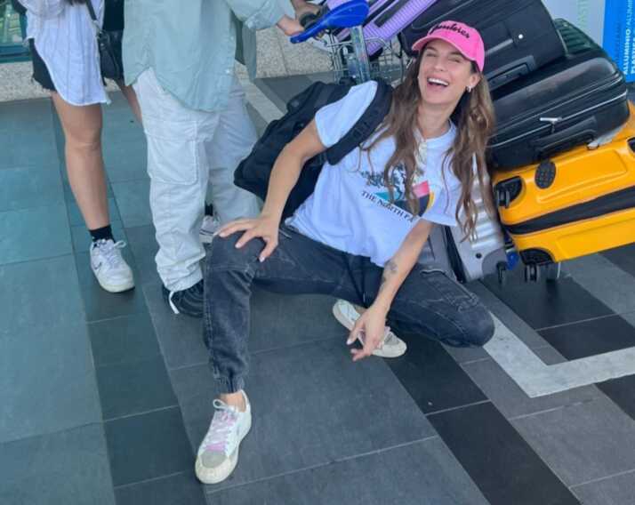 Galleria foto 'Elisabetta Canalis a Ostuni, tra pasticciotti e un giro in calesse' - foto 2