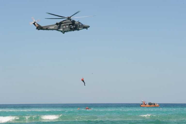 Spettacolo a Otranto con l’addestramento in mare dell’Aeronautica Militare – FOTO