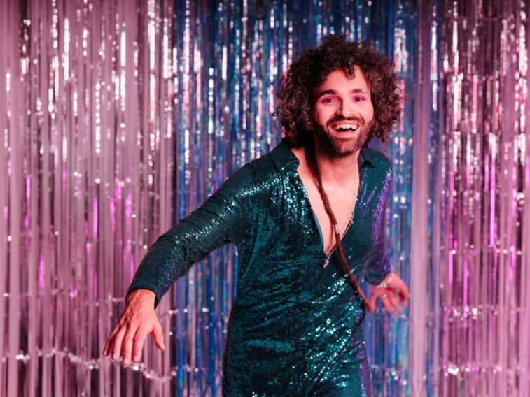 Galleria foto 'Un tuffo nel pop anni ’80 con “Calamita”: esce venerdì il nuovo singolo di Emilio Carrino' - foto 1