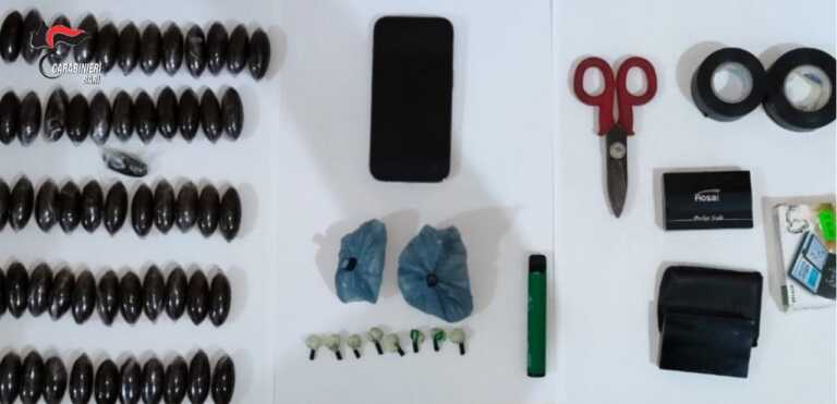 Sorpreso con cocaina, hashish e due pistole pronte a sparare: arrestato un 32enne a Gioia del Colle