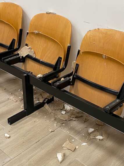 Galleria foto 'Bari, si stacca un pannello in cartongesso al piano terra di Palazzo di giustizia: nessun ferito' - foto 1