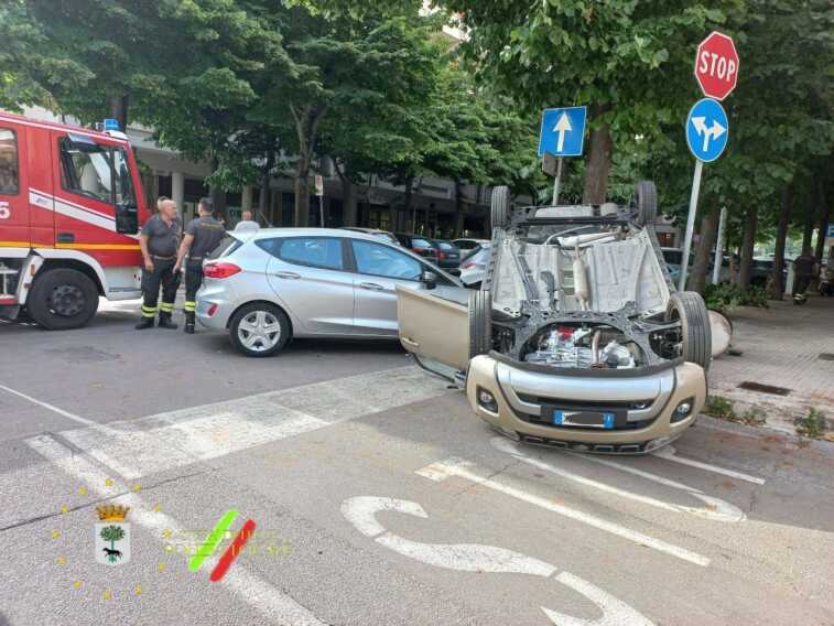 Galleria foto 'Scontro tra due auto a Lecce, una si ribalta: a bordo c’era anche un bambino di 7 anni' - foto 1