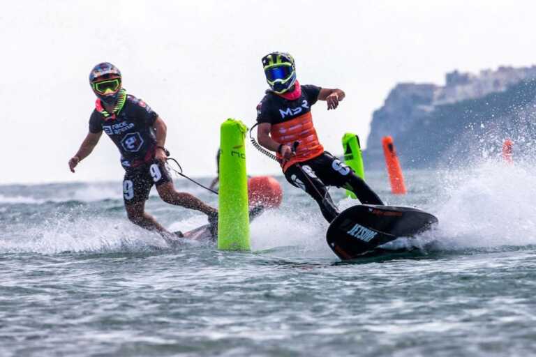 Fa tappa in Puglia la MotoSurf World Championship 2023: oltre 130 atleti si sfidano nel lago di Varano – VIDEO