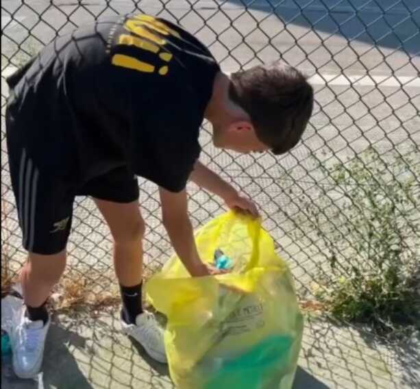 Modugno, ragazzi ripuliscono il campo da calcio e scrivono al sindaco – VIDEO