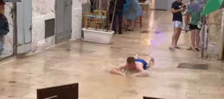 A Monopoli un turista nuota nella pozzanghera, le immagini sono virali – VIDEO
