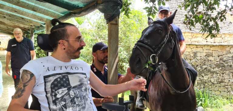 Oltre la malattia con i cavalli dell’Arma, giornata in masseria per i pazienti più fragili dell’Asl Bari
