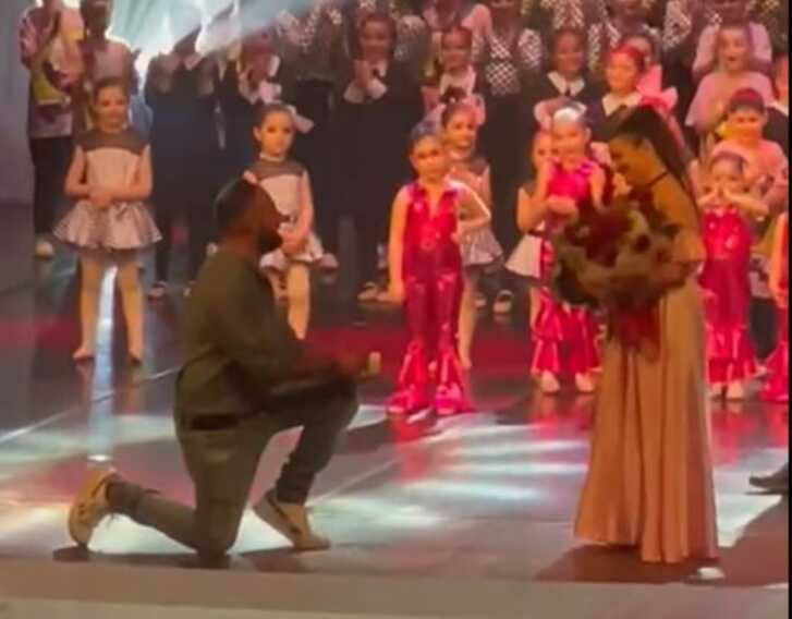 Lecce, la romantica proposta di matrimonio sul palco del Politeama Greco – VIDEO