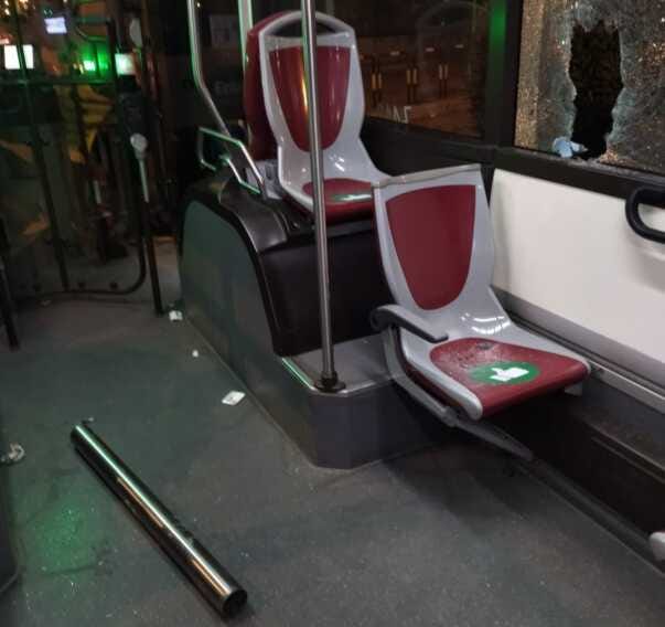 Spranga contro bus Amtab, vetro in frantumi ma nessun ferito: ad agire un gruppo di ragazzini