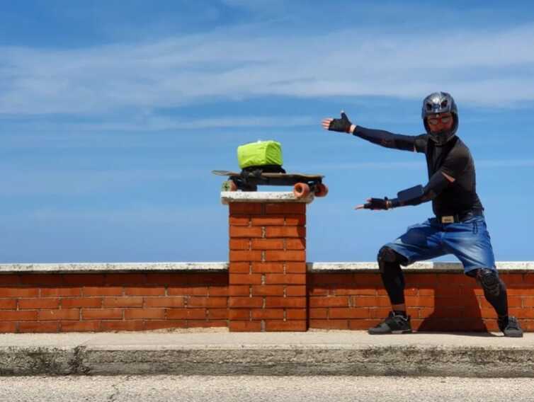 Galleria foto 'Dal Brennero a Gallipoli in e-skate: è Guinness World Record per Stefano Rotella – VIDEO' - foto 1