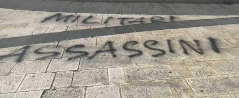 Galleria foto 'Taranto, vernice rossa nella fontana e sul pavimento la scritta offensiva contro i militari' - foto 2