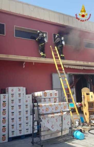Galleria foto 'Incendio in un supermercato a Torchiarolo: registrati ingenti danni ma nessun ferito' - foto 1