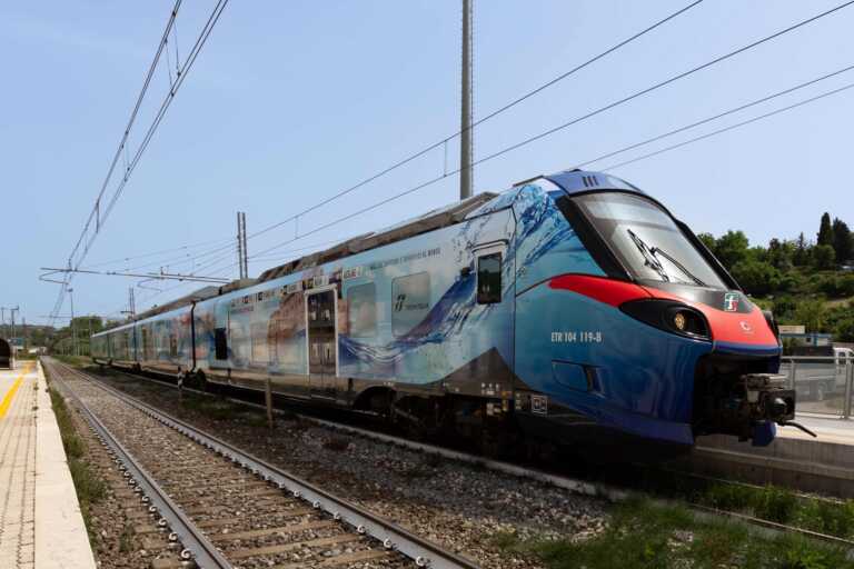 Al Red Bull Cliff Diving con il Regionale di Trenitalia: 65mila posti e un mezzo con livrea dedicata – VIDEO