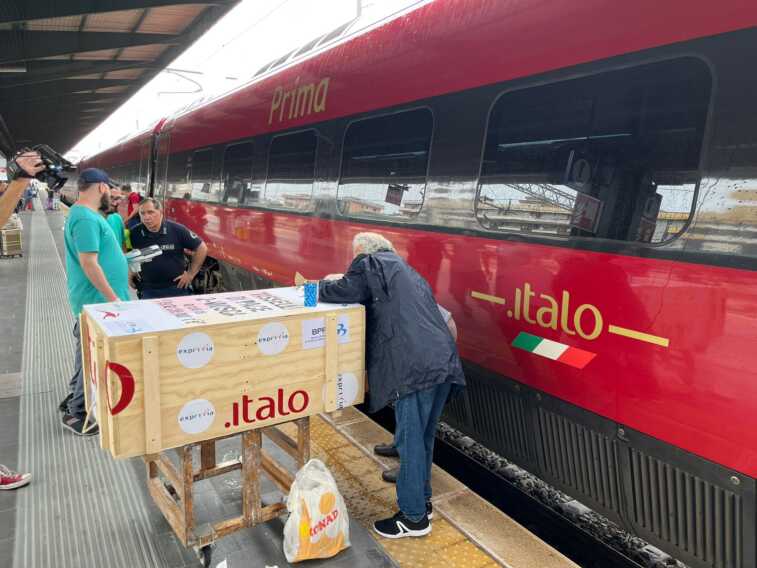 Tasselli di pace, il bassorilievo di San Nicola è partito dalla stazione di Bari con destinazione Mosca