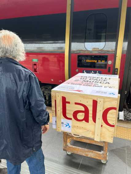 Galleria foto 'Tasselli di pace, il bassorilievo di San Nicola è partito dalla stazione di Bari con destinazione Mosca' - foto 3