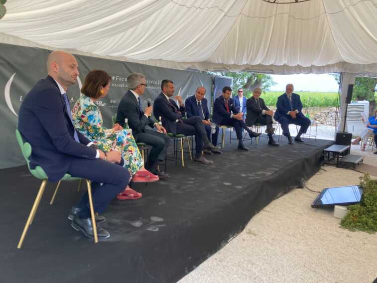 Galleria foto 'Forum in Masseria, Salvini ospite da Vespa: «Già da quest’estate collegamento ferroviario tra Bari e Napoli»' - foto 3