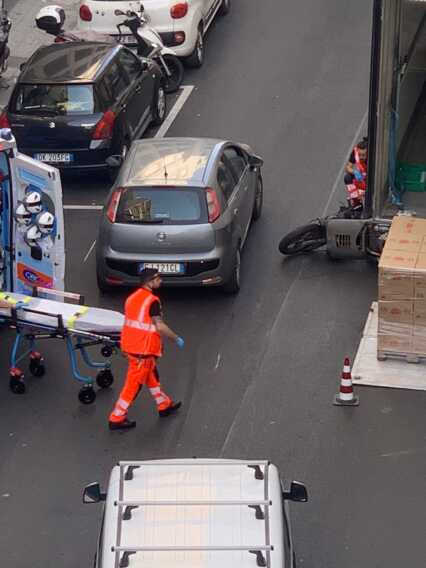 Galleria foto 'Incidente a Bari: un uomo è caduto dallo scooter finendo sotto un tir parcheggiato' - foto 3
