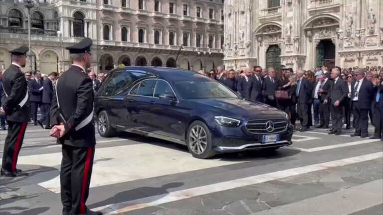 Galleria foto 'L’addio a Berlusconi, il feretro lascia piazza Duomo tra gli applausi' - foto 1