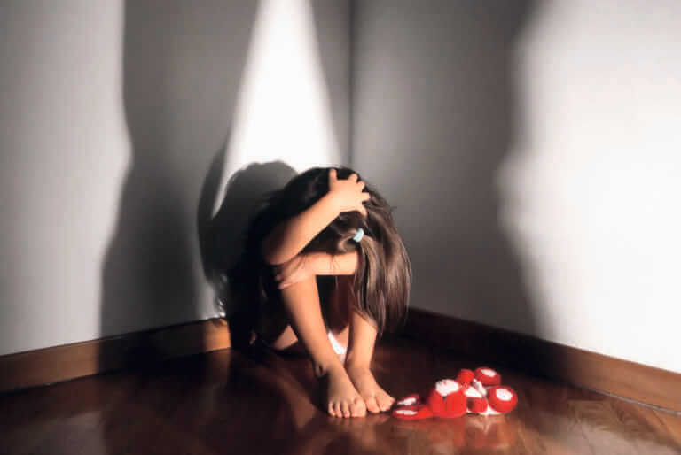 “Cede” la figlia 14enne disabile in cambio di uno sconto sull’affitto: orrore in Salento