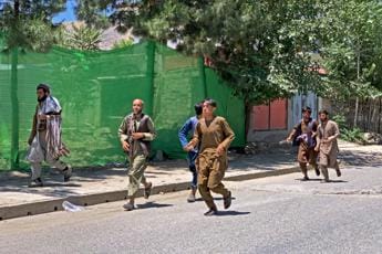 Galleria foto 'Afghanistan, esplosione in una moschea: 15 morti e 50 feriti' - foto 1